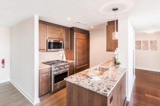 1000 Ave at Port Imperial in Weehawken, NJ - Building Photo - Building Photo