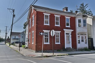 42 E Locust St in Mechanicsburg, PA - Building Photo