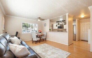 7525 Charmant Dr in San Diego, CA - Building Photo