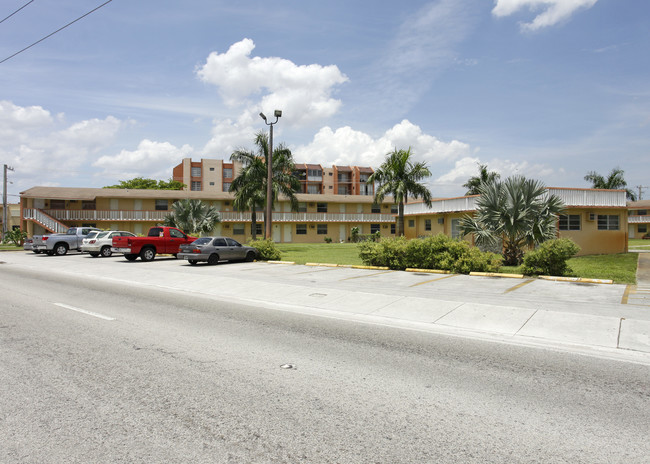 Marshall Apartments in Hialeah, FL - Foto de edificio - Building Photo