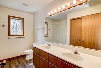 13203 39th Ave N in Lake Hallie, WI - Foto de edificio - Building Photo