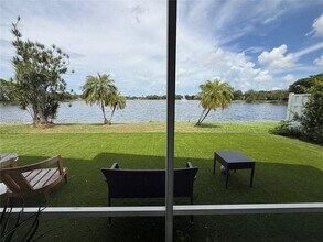 5250 NW 53rd Ave in Coconut Creek, FL - Foto de edificio - Building Photo