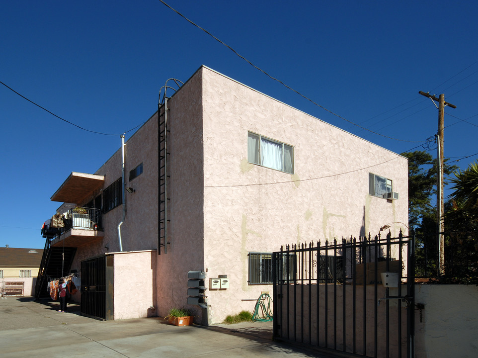 2031 Pasadena Ave in Los Angeles, CA - Building Photo