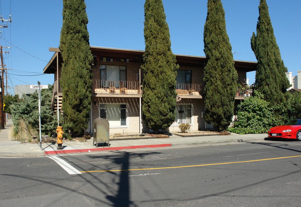 584 Cambridge Ave in Palo Alto, CA - Building Photo