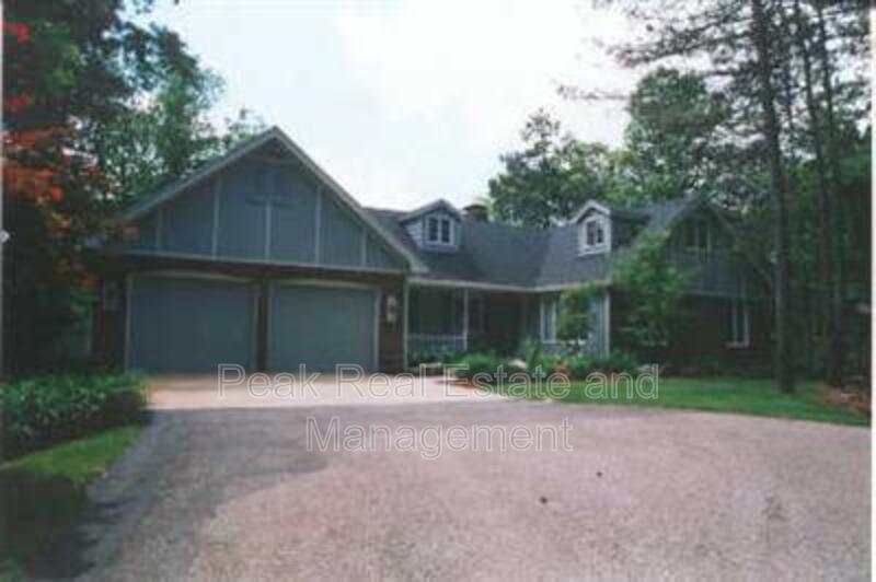 8111 Bailey Dr SE in Ada, MI - Building Photo