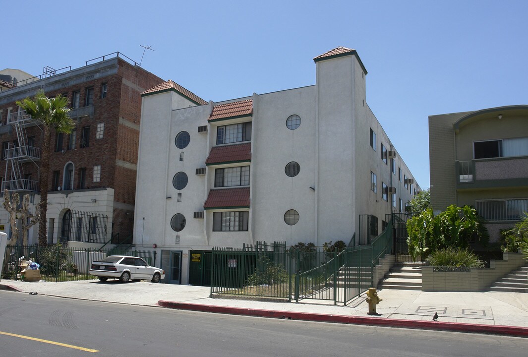 235 S Mariposa Ave in Los Angeles, CA - Foto de edificio