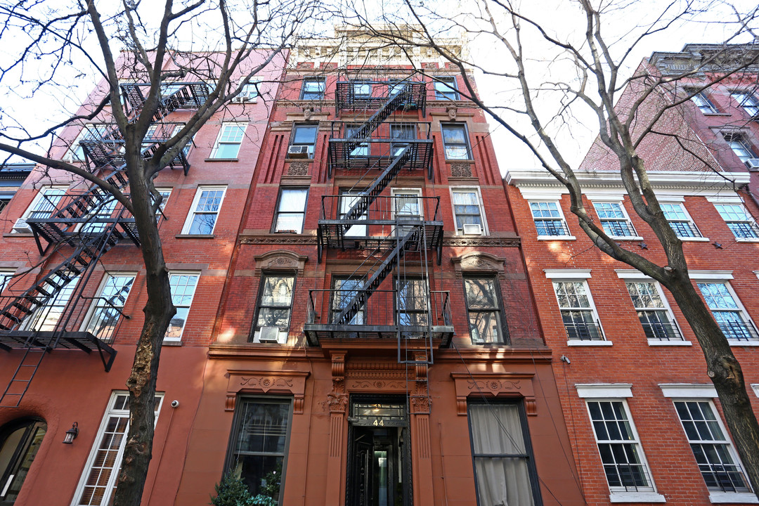 44 Perry St in New York, NY - Building Photo