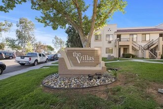 8476 New Salem St in San Diego, CA - Foto de edificio - Building Photo