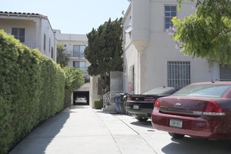 Holt Villas in Los Angeles, CA - Foto de edificio - Building Photo