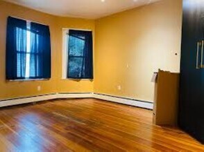 46 Middle St, Unit 1 in Boston, MA - Foto de edificio - Building Photo