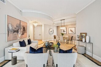 626 Coral Wy in Coral Gables, FL - Foto de edificio - Building Photo