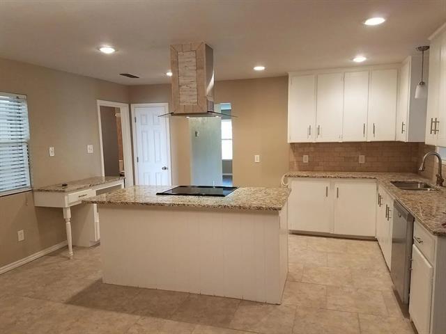 100 Lochness Ln in Benbrook, TX - Building Photo