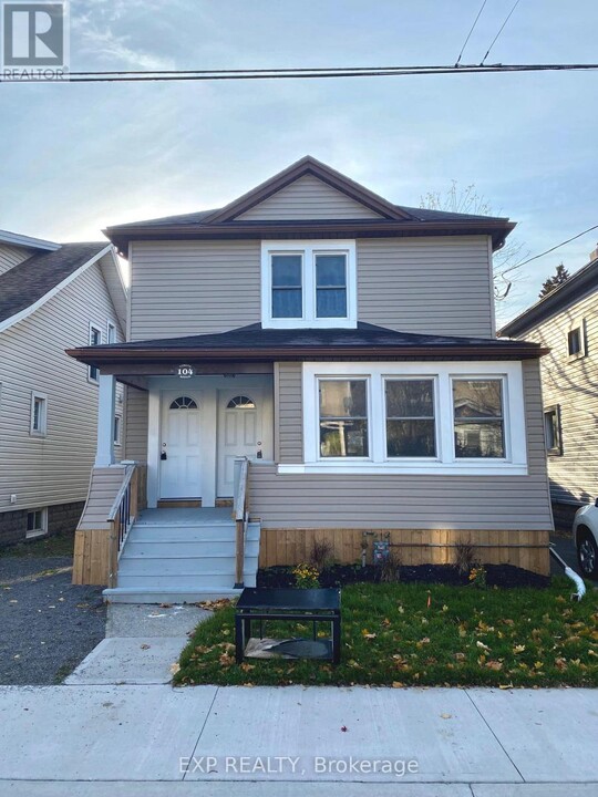 104 Lowell Ave in St Catharines, ON - Building Photo