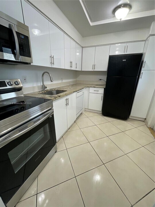 447 NE 195th St in Miami, FL - Building Photo