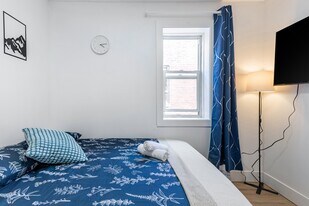 5915 Bd Décarie in Montréal, QC - Building Photo