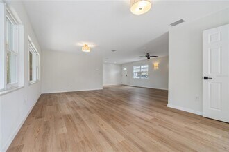 8916 Memorial Hwy in Tampa, FL - Foto de edificio - Building Photo