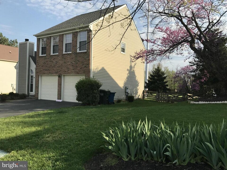 13711 Springhaven Dr in Chantilly, VA - Foto de edificio