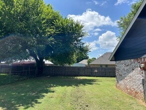 607 N Robin Way in Mustang, OK - Foto de edificio - Building Photo