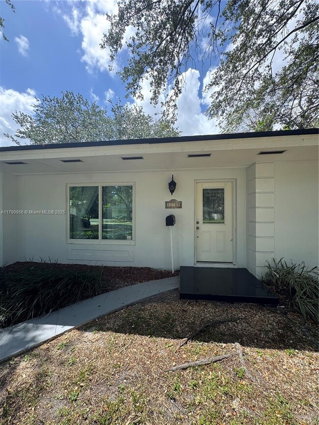 11780 SW 81st Rd in Pinecrest, FL - Building Photo - Building Photo