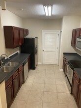 8218 Green Parrot Rd, Unit 304 in Jacksonville, FL - Building Photo - Building Photo