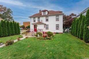 600 1st Ave in New Hyde Park, NY - Building Photo