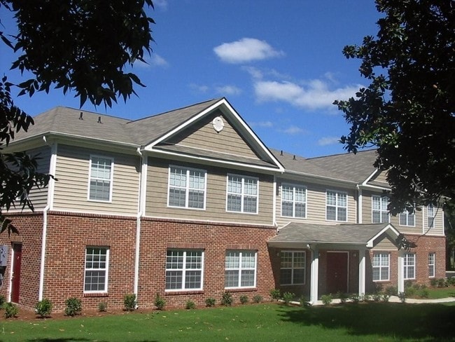 The Crest at Elon in Elon, NC - Foto de edificio - Building Photo