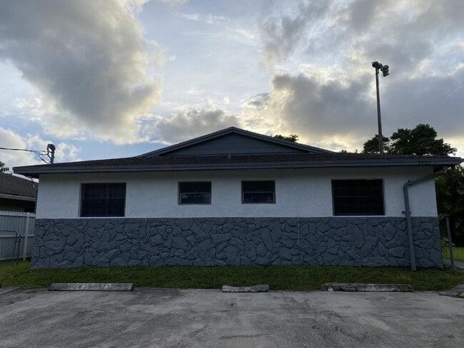 3435 SW 62nd Way, Unit B in Miramar, FL - Foto de edificio - Building Photo