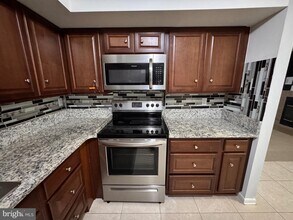 8001 Greenspring Way in Owings Mills, MD - Foto de edificio - Building Photo