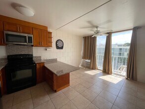 2845 Waialae Ave in Honolulu, HI - Building Photo - Building Photo