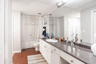 Plaza at Westchase in Houston, TX - Foto de edificio - Interior Photo