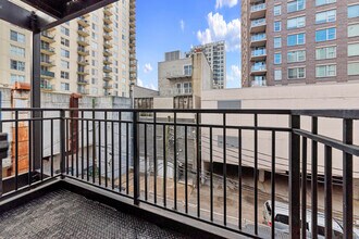 1221 N La Salle Dr, Unit H2 in Chicago, IL - Building Photo - Building Photo