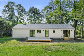 35 New St in Sharon, CT - Building Photo - Building Photo