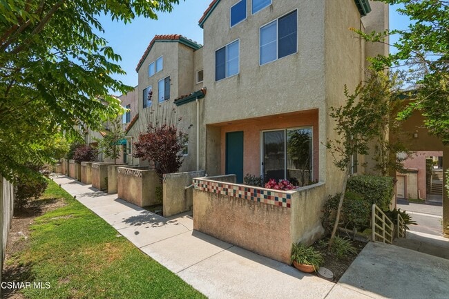 13901 Olive View Ln