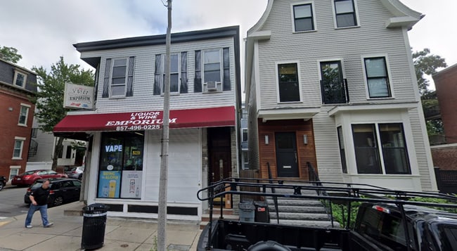 338 K St, Unit 1 in Boston, MA - Foto de edificio - Building Photo