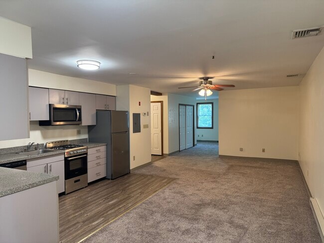 554 Boston Post Rd, Unit 15 in Milford, CT - Building Photo - Building Photo