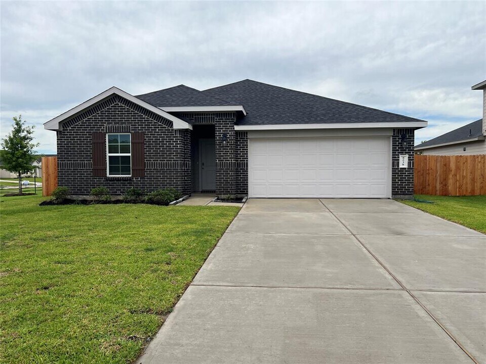 8538 Sandy Coral Ln in Iowa Colony, TX - Building Photo