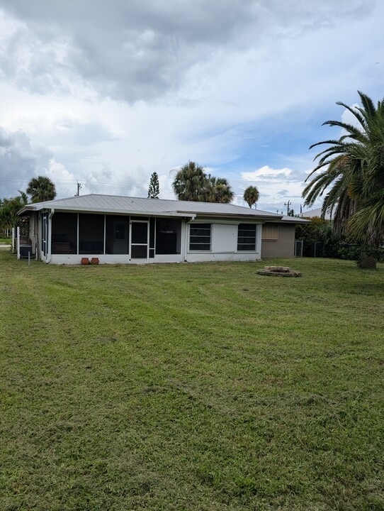 216 El Dorado Pky W in Cape Coral, FL - Building Photo