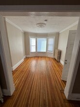 9 Hawthorne Ave, Unit 2nd floor in Troy, NY - Foto de edificio - Building Photo