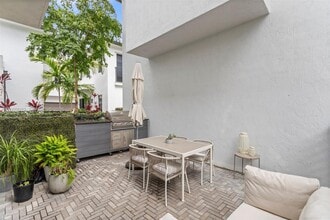8249 NW 46th St in Doral, FL - Building Photo - Building Photo