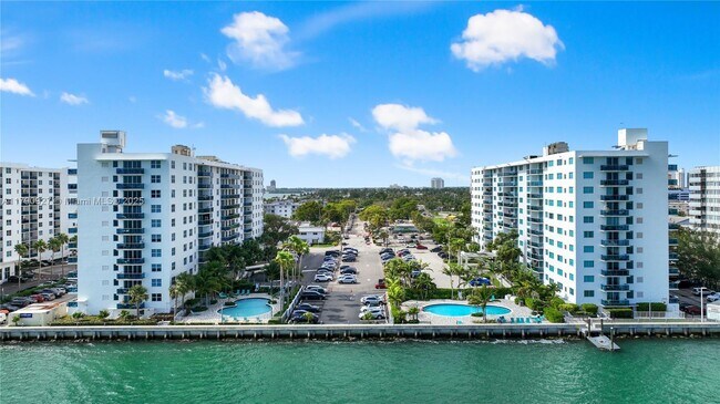 7525 E Treasure Dr in North Bay Village, FL - Building Photo - Building Photo