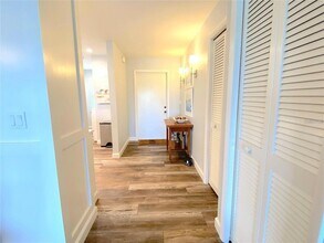 7041 W Country Club Dr N in Sarasota, FL - Foto de edificio - Building Photo