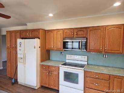 24 Poplar Pl in Bay Shore, NY - Foto de edificio - Building Photo