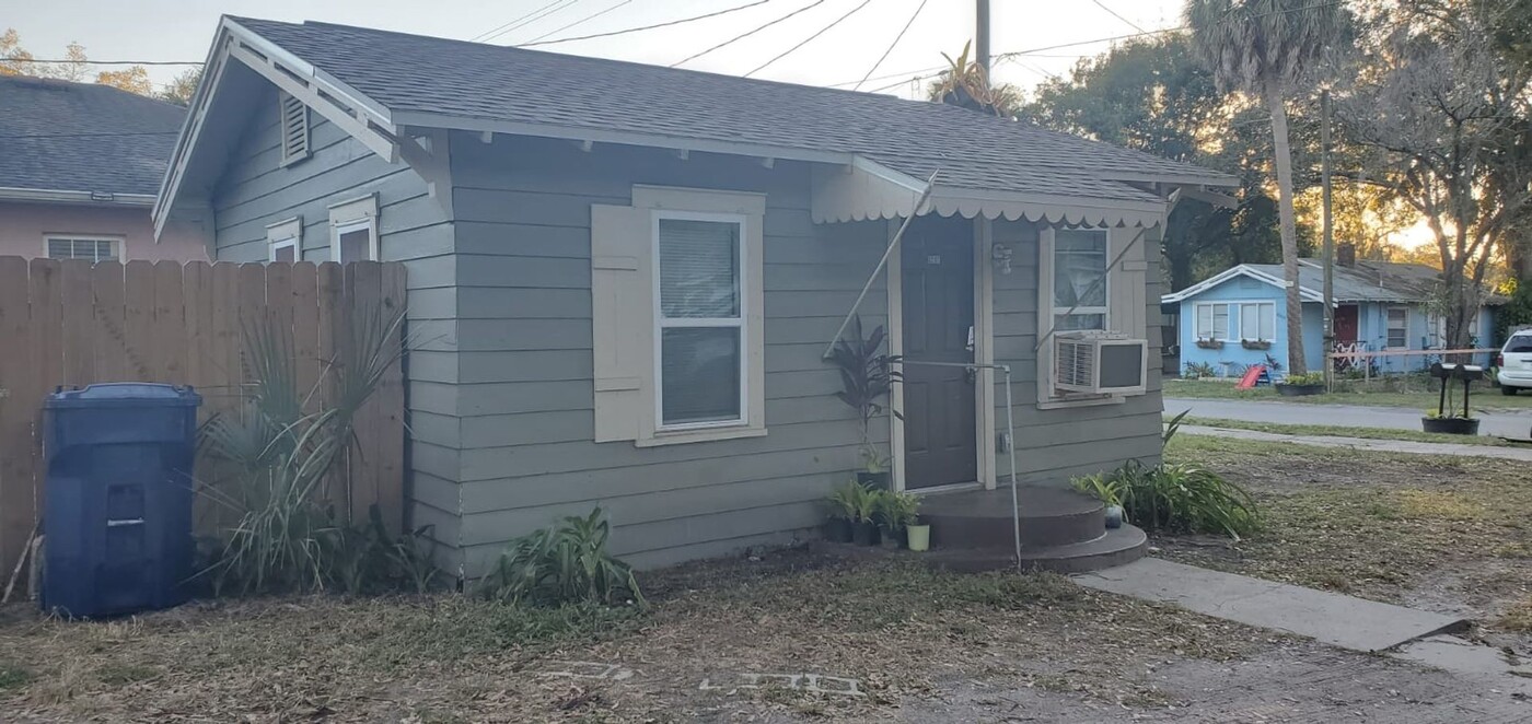 8207 N 12th St in Tampa, FL - Building Photo