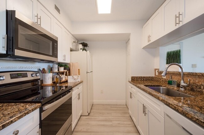 12160 St.Andrews Pl in Miramar, FL - Foto de edificio - Building Photo