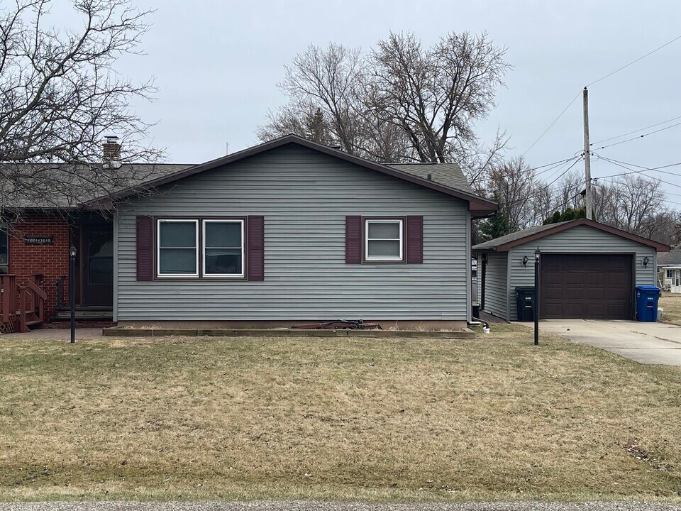 1619 Jennie St in Menasha, WI - Foto de edificio