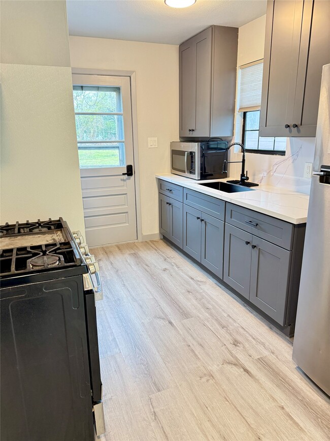 210 N Mattson St in West Columbia, TX - Building Photo - Building Photo