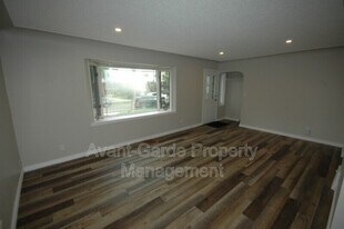 8529-8583 83 Ave NW in Edmonton, AB - Building Photo