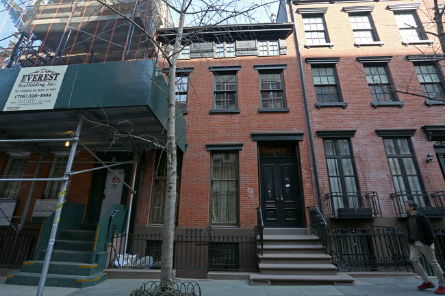 309 W 4th St in New York, NY - Building Photo - Building Photo