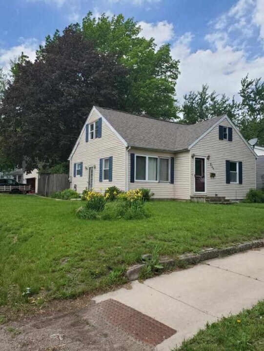 544 Magnolia Pkwy in Waterloo, IA - Foto de edificio