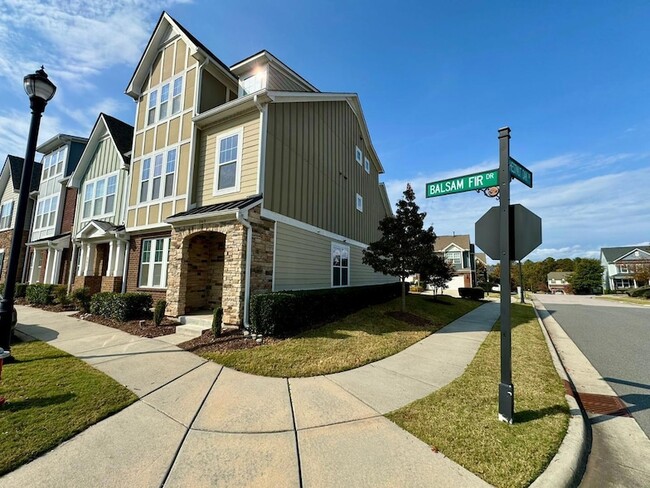 563 Balsam Fir Dr in Cary, NC - Foto de edificio - Building Photo